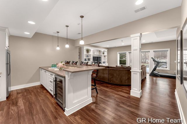 2520 Blackberry Lane NE, Grand Rapids, MI 49525