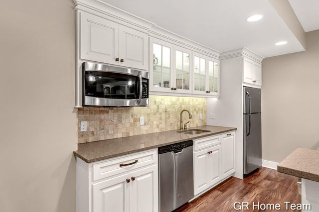 2520 Blackberry Lane NE, Grand Rapids, MI 49525