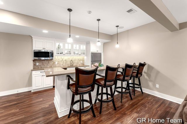 2520 Blackberry Lane NE, Grand Rapids, MI 49525