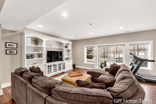 2520 Blackberry Lane NE, Grand Rapids, MI 49525