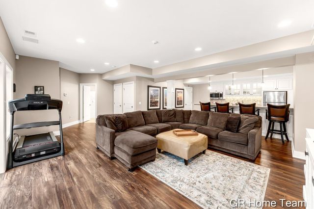 2520 Blackberry Lane NE, Grand Rapids, MI 49525