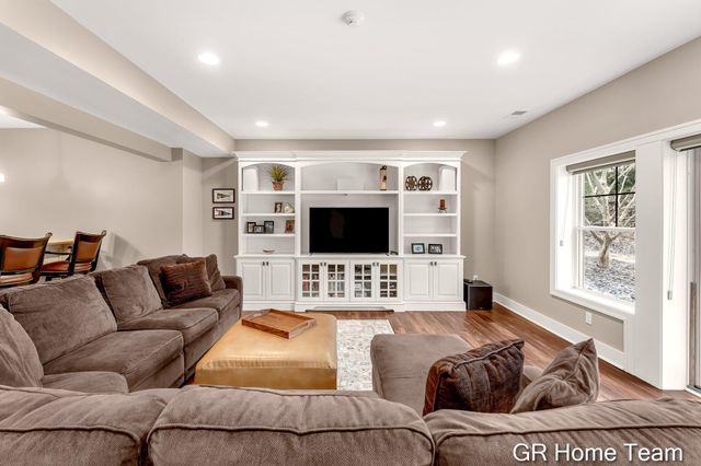 2520 Blackberry Lane NE, Grand Rapids, MI 49525