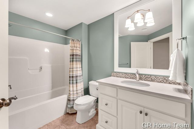 2520 Blackberry Lane NE, Grand Rapids, MI 49525