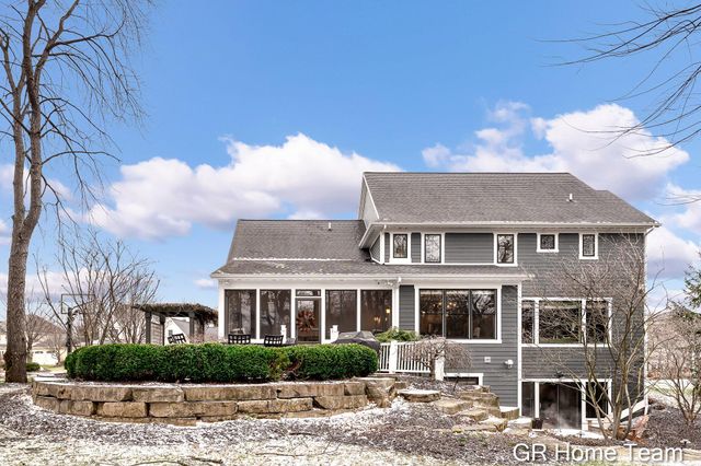 2520 Blackberry Lane NE, Grand Rapids, MI 49525