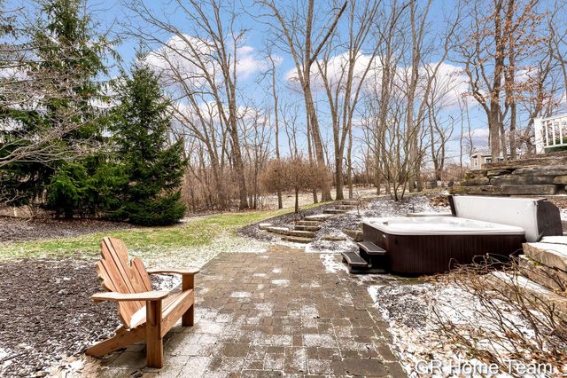 2520 Blackberry Lane NE, Grand Rapids, MI 49525