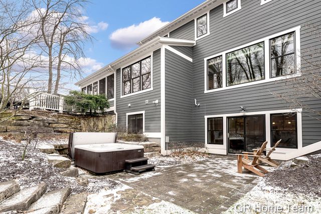 2520 Blackberry Lane NE, Grand Rapids, MI 49525