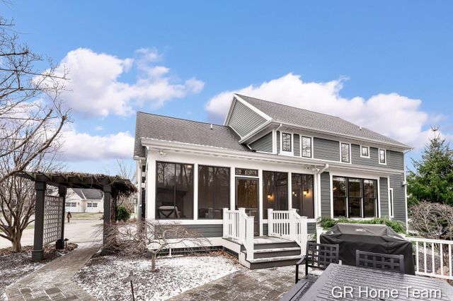 2520 Blackberry Lane NE, Grand Rapids, MI 49525