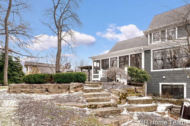 2520 Blackberry Lane NE, Grand Rapids, MI 49525