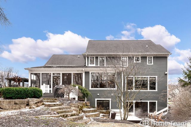 2520 Blackberry Lane NE, Grand Rapids, MI 49525
