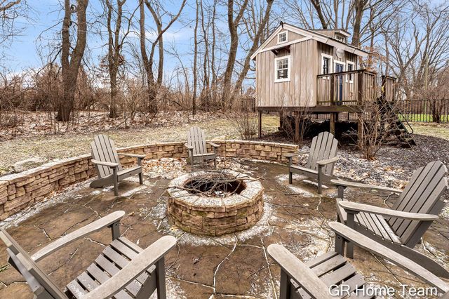 2520 Blackberry Lane NE, Grand Rapids, MI 49525