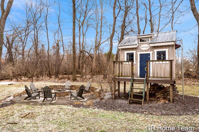 2520 Blackberry Lane NE, Grand Rapids, MI 49525