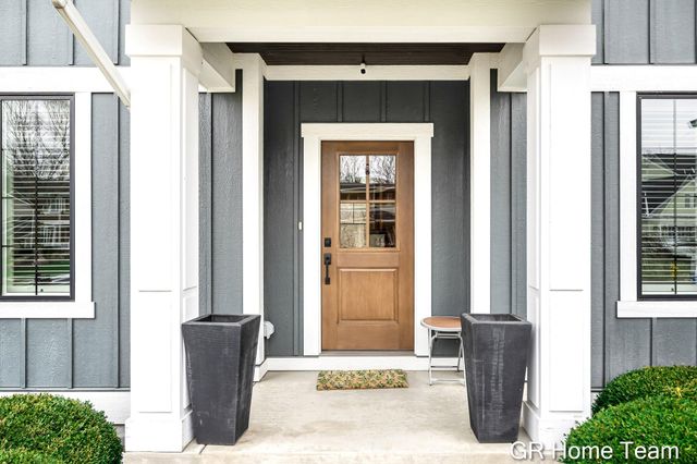 2520 Blackberry Lane NE, Grand Rapids, MI 49525