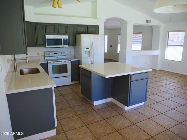 3041 E Wahalla Lane, Phoenix, AZ 85050