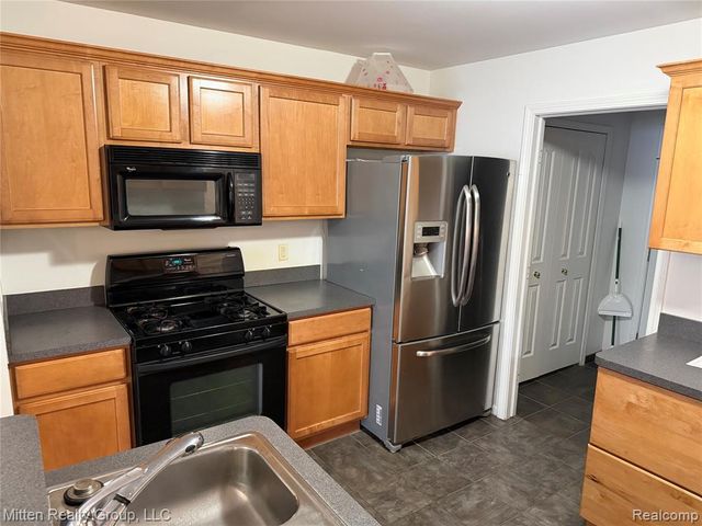 8025 Springdale Drive, White Lake, MI 48386