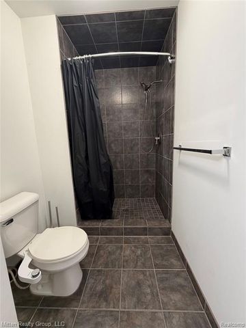 8025 Springdale Drive, White Lake, MI 48386