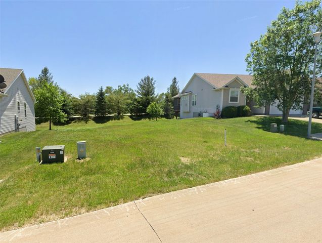 4172 Lakeview Dr SW, Cedar Rapids, IA 52404