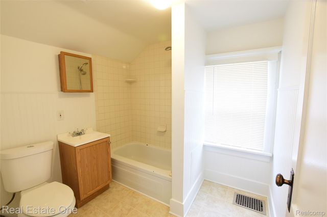 99 Chippewa Road, Pontiac, MI 48341