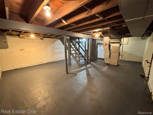 99 Chippewa Road, Pontiac, MI 48341