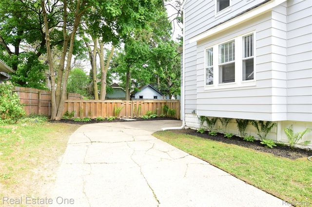 99 Chippewa Road, Pontiac, MI 48341