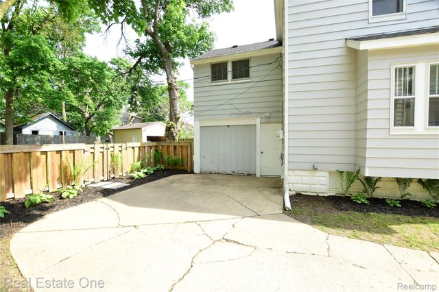 99 Chippewa Road, Pontiac, MI 48341