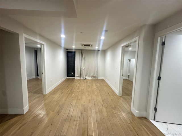 2705 41st Avenue 2D, Long Island City, NY 11101