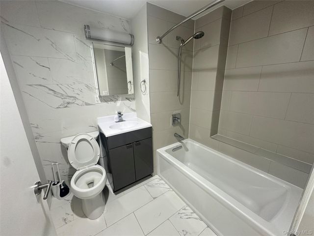 2705 41st Avenue 2D, Long Island City, NY 11101