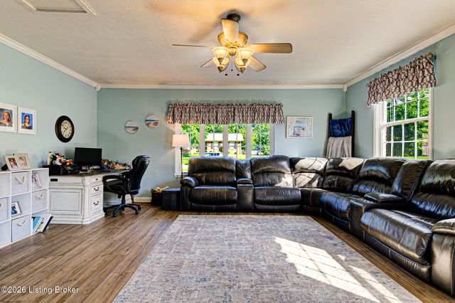 3818 Gaywood Dr, Louisville, KY 40272