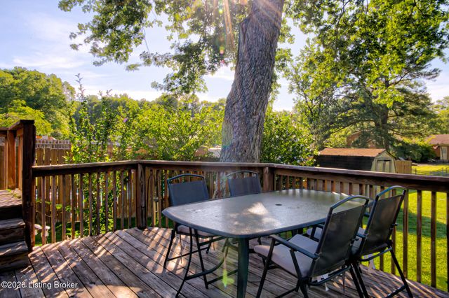 3818 Gaywood Dr, Louisville, KY 40272