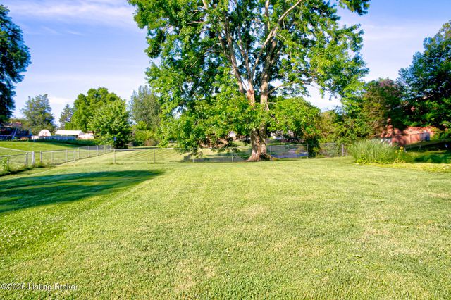 3818 Gaywood Dr, Louisville, KY 40272