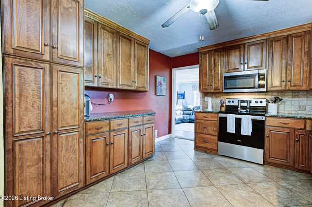 3818 Gaywood Dr, Louisville, KY 40272