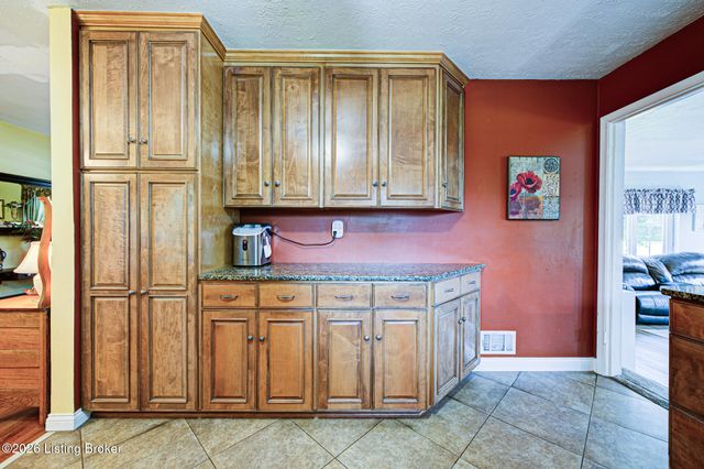 3818 Gaywood Dr, Louisville, KY 40272