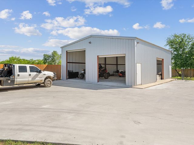 886 Zilss Road, La Grange, TX 78945