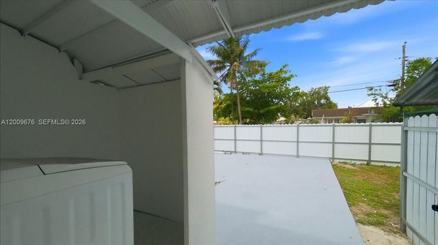 10200 NW 21st Ct, Miami, FL 33147