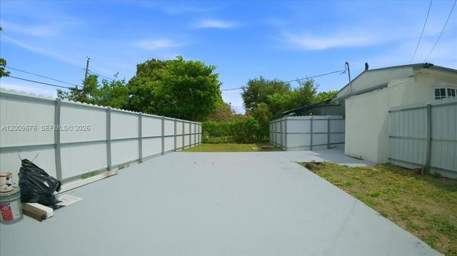 10200 NW 21st Ct, Miami, FL 33147