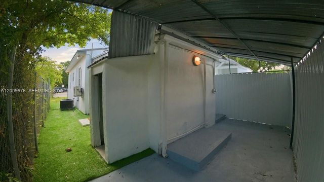 10200 NW 21st Ct, Miami, FL 33147