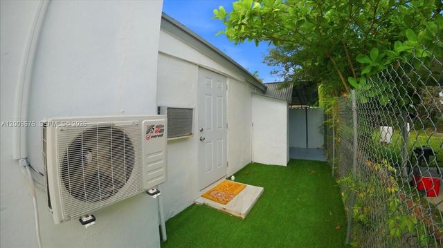 10200 NW 21st Ct, Miami, FL 33147