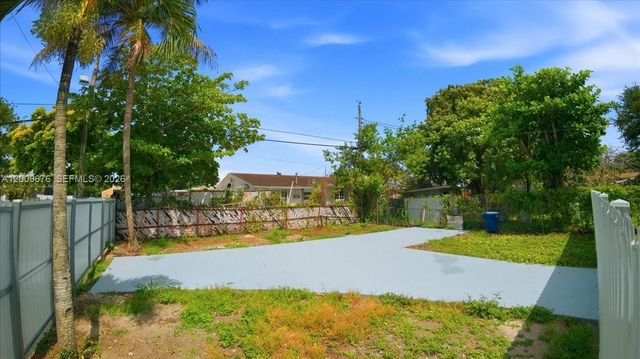 10200 NW 21st Ct, Miami, FL 33147