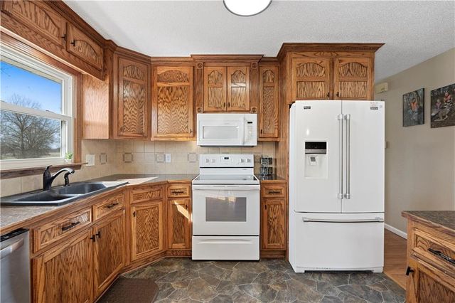 15411 E James Road, Nevada, MO 64772