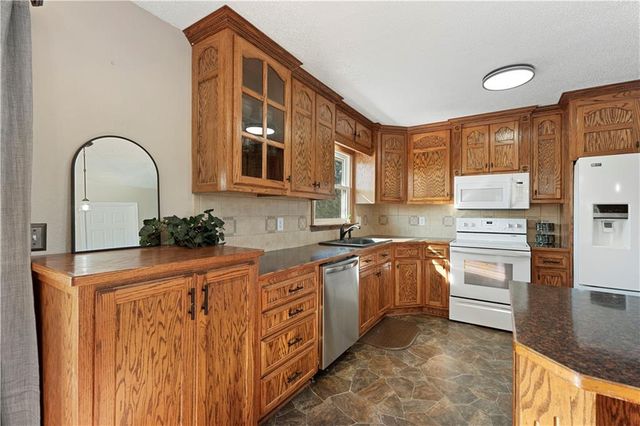 15411 E James Road, Nevada, MO 64772