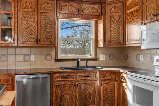 15411 E James Road, Nevada, MO 64772