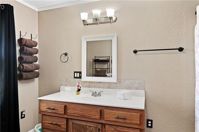 15411 E James Road, Nevada, MO 64772