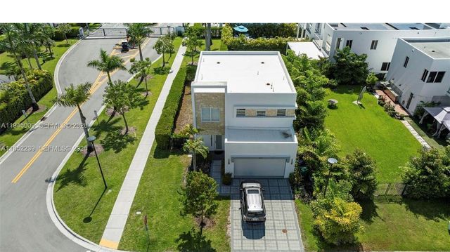 6810 NW 103rd Pl, Doral, FL 33178