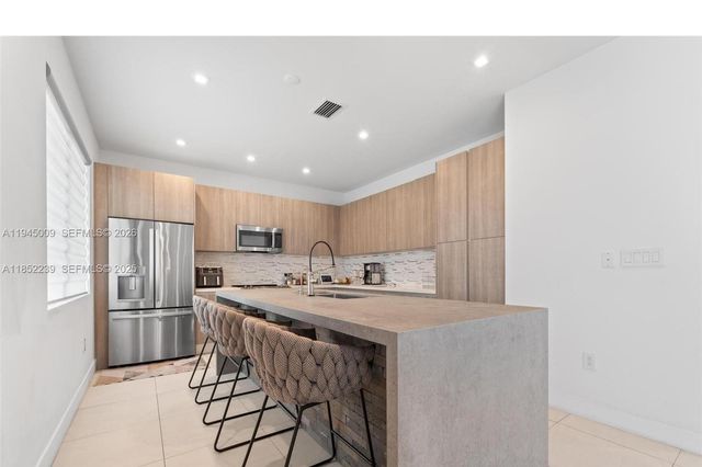 6810 NW 103rd Pl, Doral, FL 33178