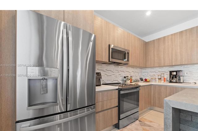 6810 NW 103rd Pl, Doral, FL 33178