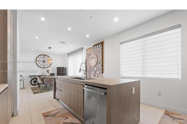 6810 NW 103rd Pl, Doral, FL 33178