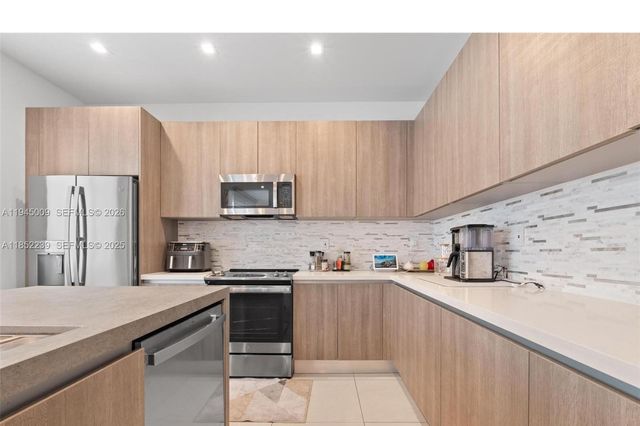 6810 NW 103rd Pl, Doral, FL 33178