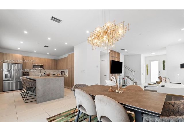 6810 NW 103rd Pl, Doral, FL 33178