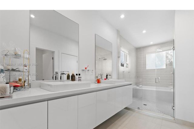 6810 NW 103rd Pl, Doral, FL 33178