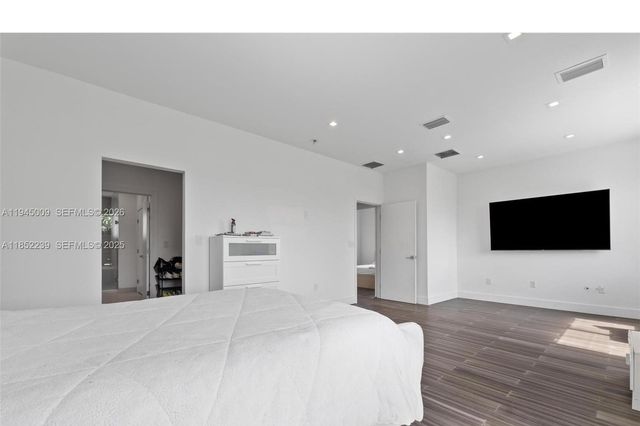 6810 NW 103rd Pl, Doral, FL 33178