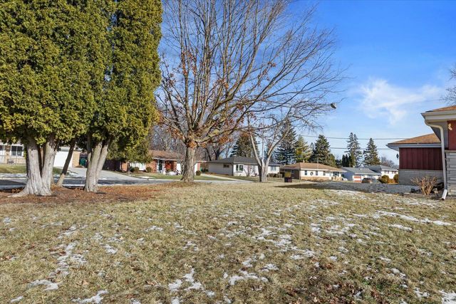 N91W17639 Saint Regis DRIVE, Menomonee Falls, WI 53051